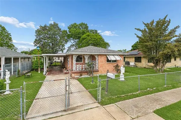 2336 PLAZA DR, Chalmette, LA 70043