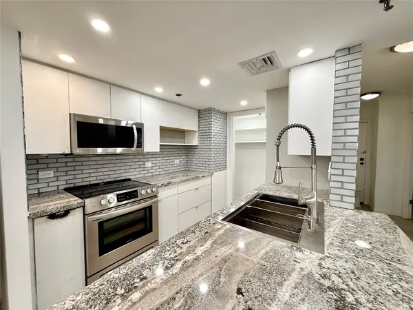 3525 Sage RD #703, Houston, TX 77056