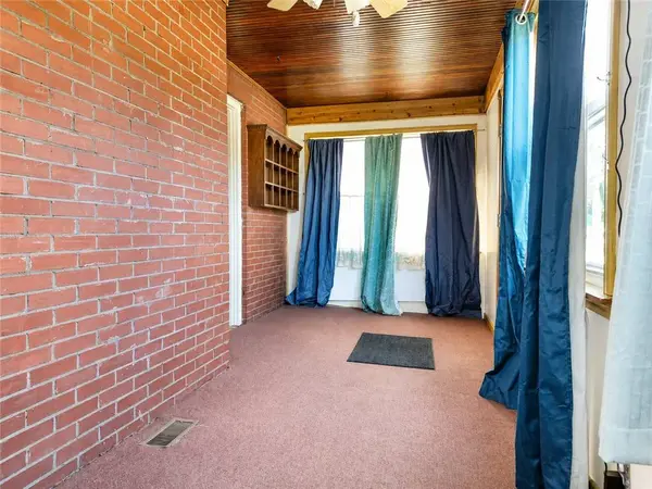 14 Woodrow St, City Of But Sw, PA 16045