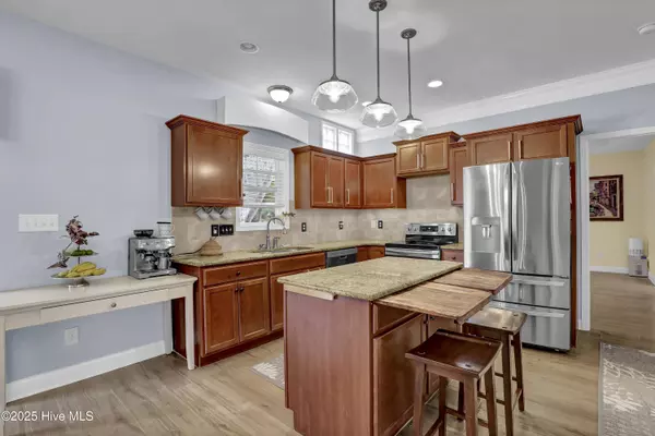 100 Long Pond DR, Sneads Ferry, NC 28460