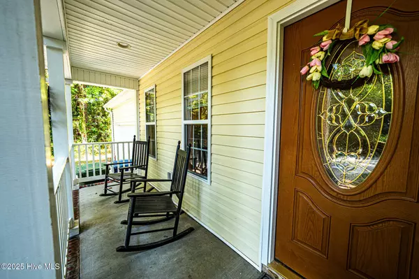 306 Lakeview CT, Sneads Ferry, NC 28460