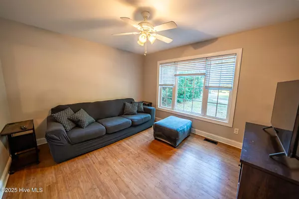 306 Lakeview CT, Sneads Ferry, NC 28460