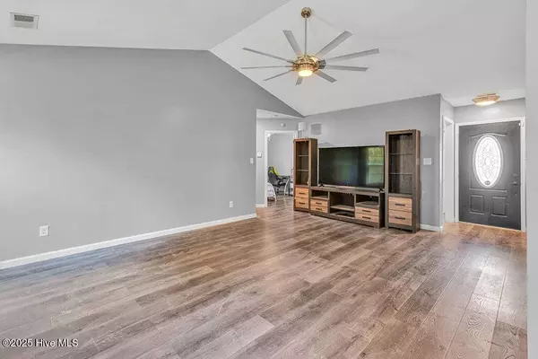 111 Cherry Grove DR, Richlands, NC 28574