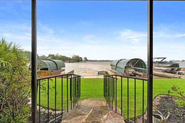 9216 Deepwater DR, Montgomery, TX 77356