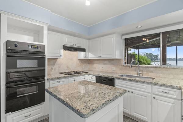 9216 Deepwater DR, Montgomery, TX 77356