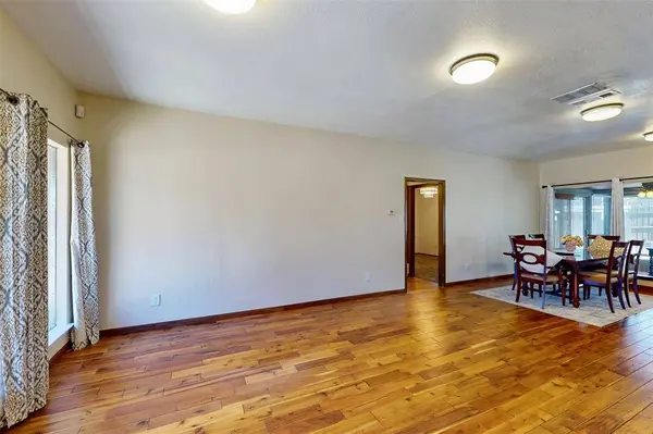 816 Chaparral Circle, Bedford, TX 76022