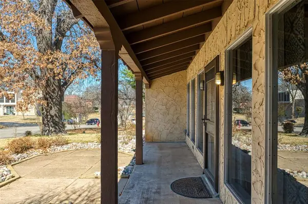 816 Chaparral Circle, Bedford, TX 76022