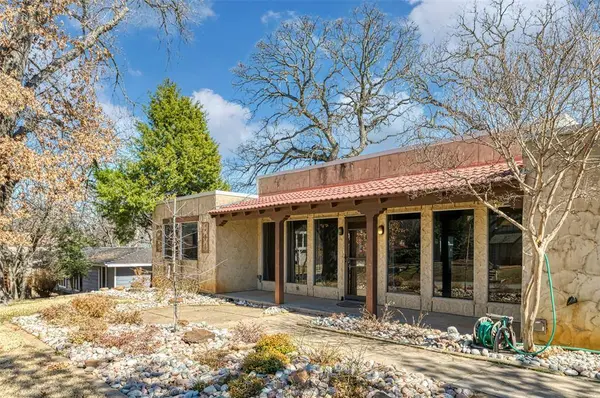 816 Chaparral Circle, Bedford, TX 76022