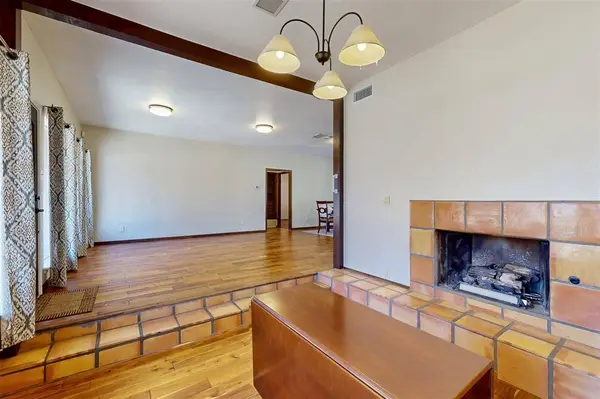 816 Chaparral Circle, Bedford, TX 76022