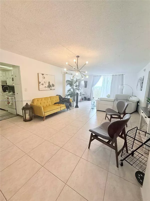 1833 S OCEAN DR #1707, Hallandale Beach, FL 33009