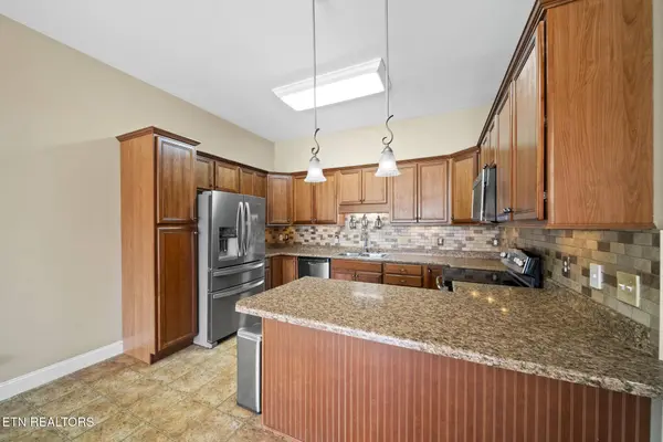 521 Glenview CIR, Lenoir City, TN 37771