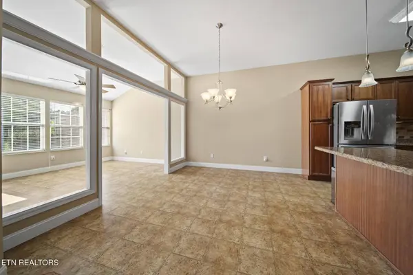 521 Glenview CIR, Lenoir City, TN 37771