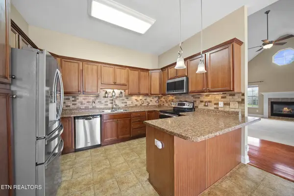 521 Glenview CIR, Lenoir City, TN 37771