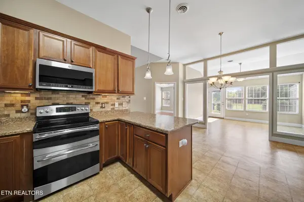 521 Glenview CIR, Lenoir City, TN 37771