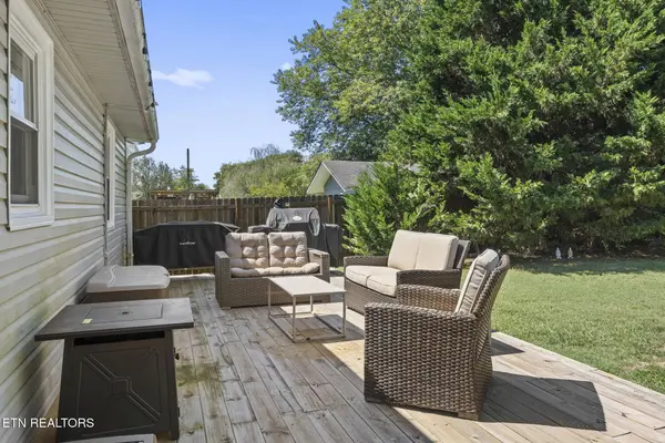 145 Gayle Ave, Lenoir City, TN 37771