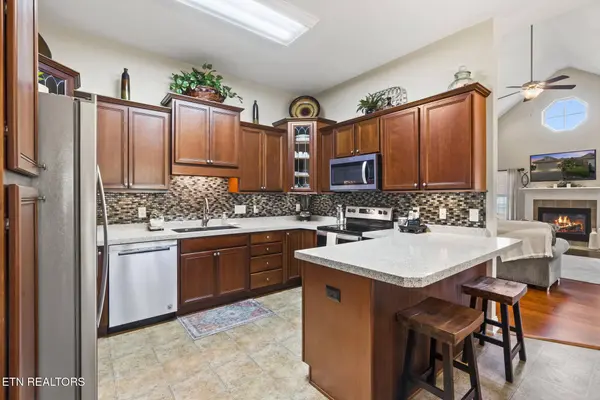 591 Glenview CIR, Lenoir City, TN 37771