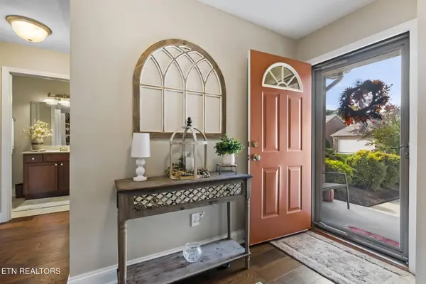 591 Glenview CIR, Lenoir City, TN 37771