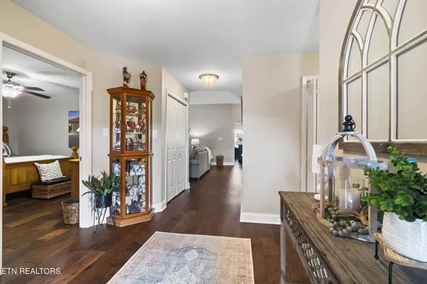 591 Glenview CIR, Lenoir City, TN 37771