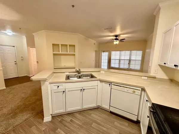 3561 CONROY RD #215, Orlando, FL 32839