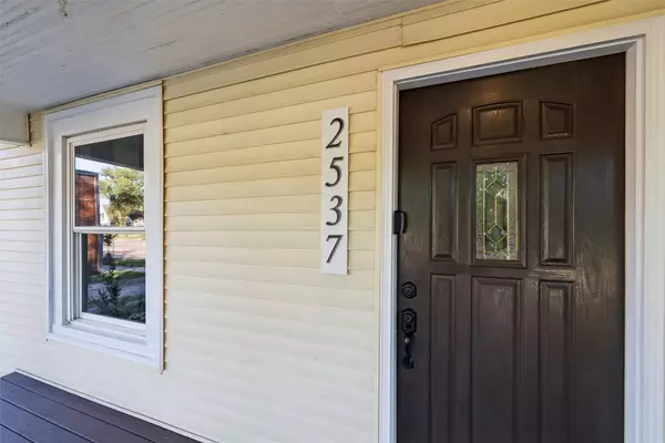 2537 E Walnut Street, Des Moines, IA 50317