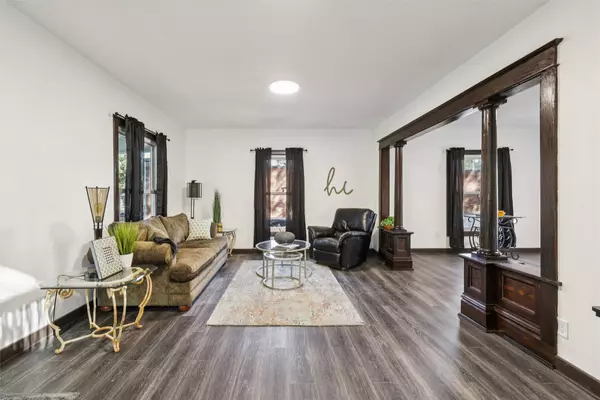 2537 E Walnut Street, Des Moines, IA 50317