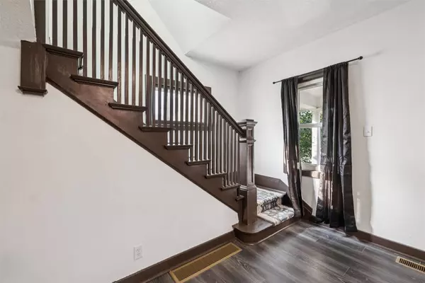 2537 E Walnut Street, Des Moines, IA 50317