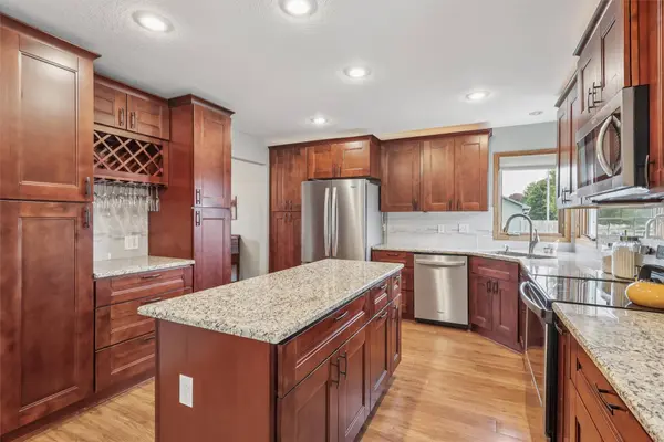 2012 Country Cove Lane, Altoona, IA 50009