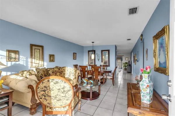 8851 NW 119th St #4304, Hialeah Gardens, FL 33018