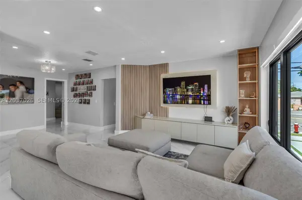 11 W 59th St, Hialeah, FL 33012