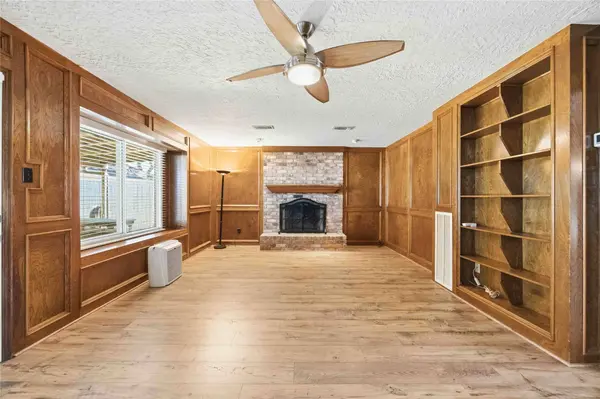 514 Lorie LN, Pasadena, TX 77586
