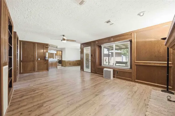 514 Lorie LN, Pasadena, TX 77586