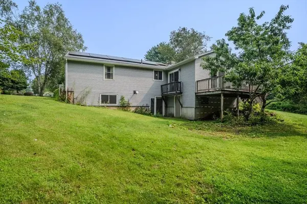 25 Meadowbrook Dr, Easthampton, MA 01027