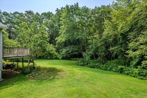 25 Meadowbrook Dr, Easthampton, MA 01027