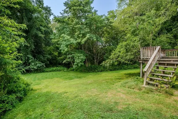 25 Meadowbrook Dr, Easthampton, MA 01027