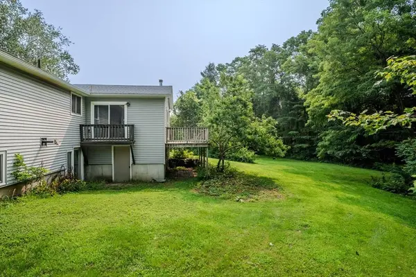 25 Meadowbrook Dr, Easthampton, MA 01027