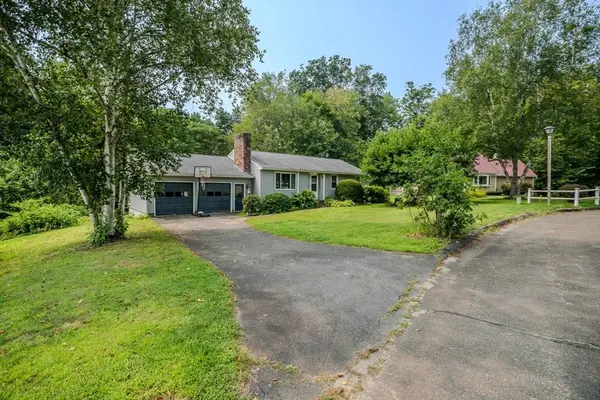 25 Meadowbrook Dr, Easthampton, MA 01027