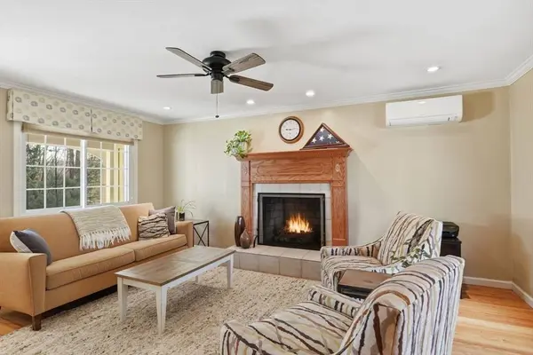 283 Forest Gln, West Springfield, MA 01089