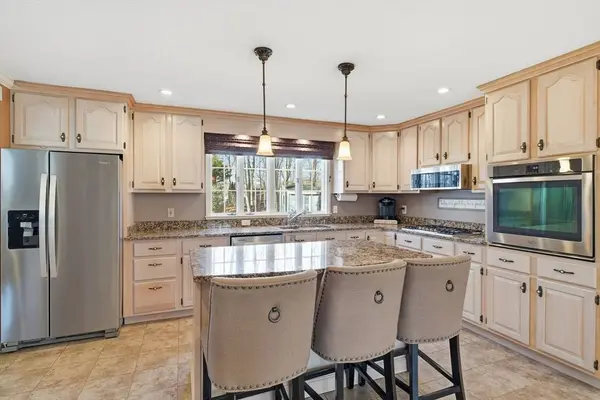 283 Forest Gln, West Springfield, MA 01089