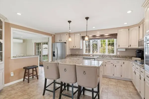 283 Forest Gln, West Springfield, MA 01089