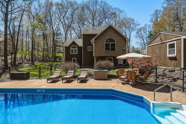 7 Terry Ln, Belchertown, MA 01007