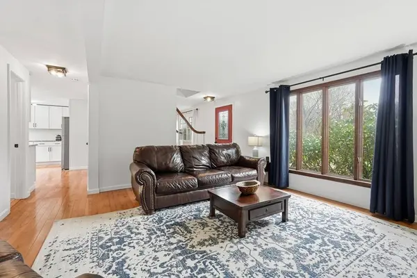 82 Stagecoach Rd, Amherst, MA 01002