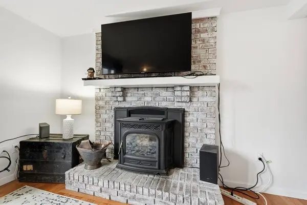 82 Stagecoach Rd, Amherst, MA 01002