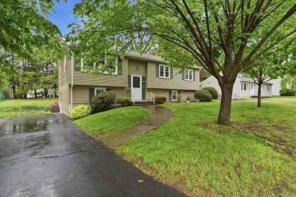 68 Deep Field Rd, Springfield, MA 01118