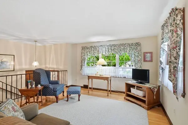 68 Deep Field Rd, Springfield, MA 01118