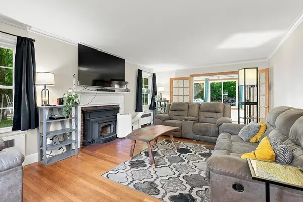 17 Longmeadow St, Longmeadow, MA 01106