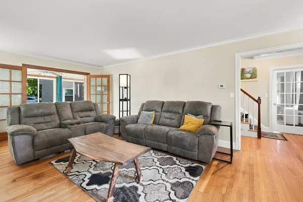 17 Longmeadow St, Longmeadow, MA 01106