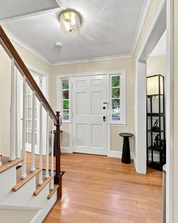 17 Longmeadow St, Longmeadow, MA 01106