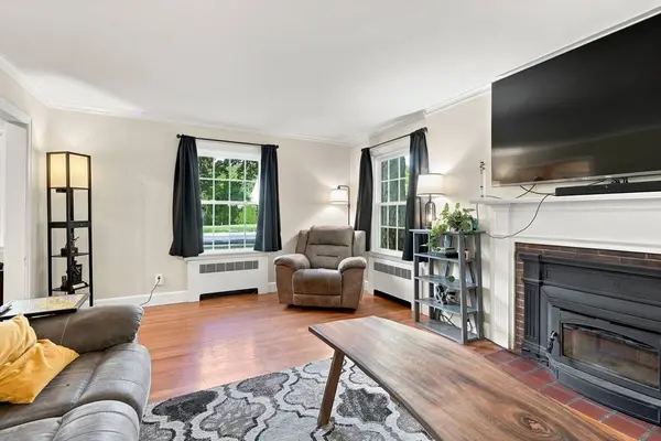 17 Longmeadow St, Longmeadow, MA 01106