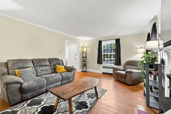 17 Longmeadow St, Longmeadow, MA 01106