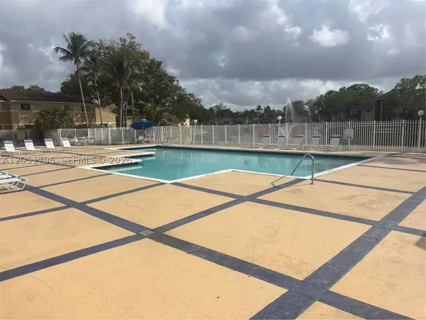 323 E Palm Cir E, Pembroke Pines, FL 33025